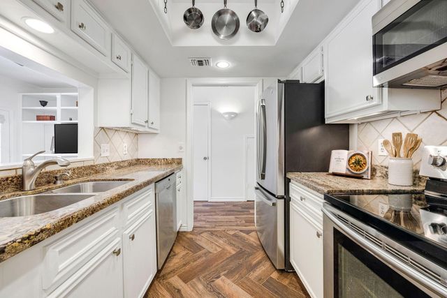 1805 Stoney Brook Drive 105, Houston, TX 77063