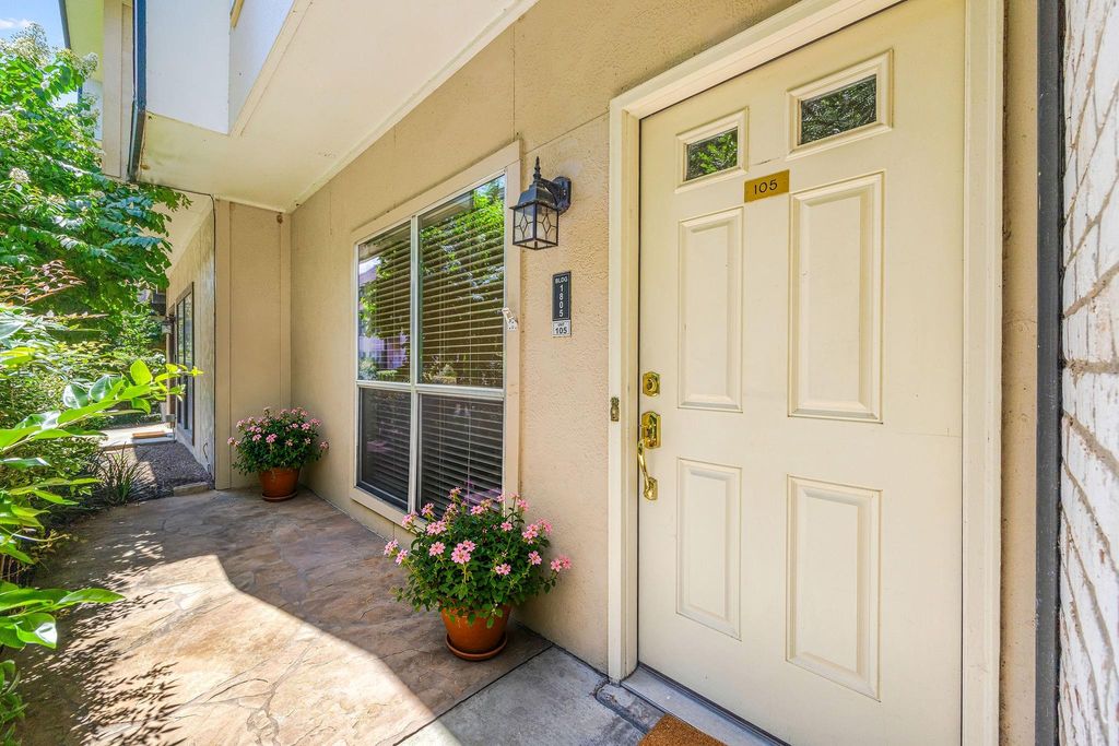 1805 Stoney Brook Drive 105, Houston, TX 77063