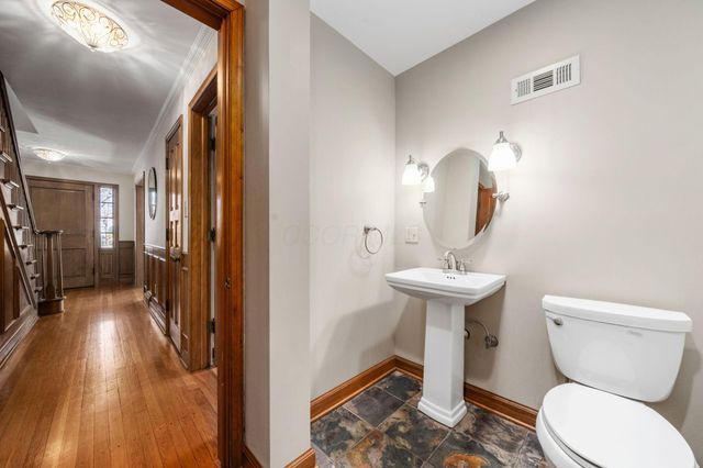 2731 E Broad Street, Columbus, OH 43209