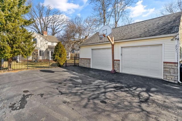 2731 E Broad Street, Columbus, OH 43209