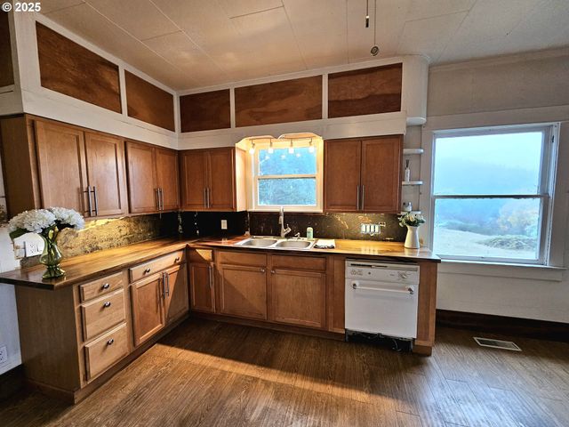 32373 JP WEST Rd, Scappoose, OR 97056