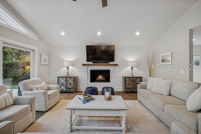 17 Gunnery Ln, Hilton Head Island, SC 29928