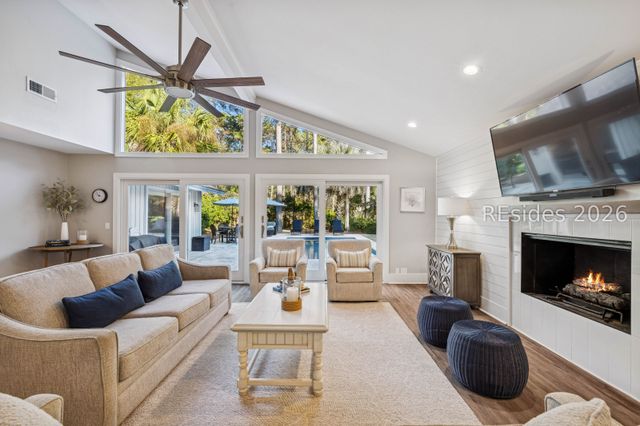 17 Gunnery Ln, Hilton Head Island, SC 29928