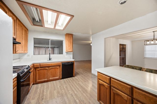 1244 W J St, Oakdale, CA 95361