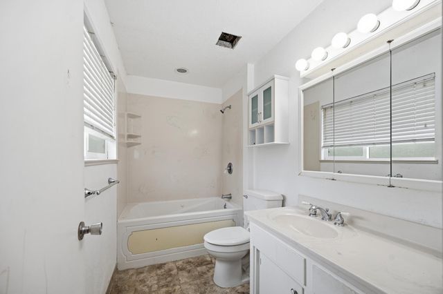 1244 W J St, Oakdale, CA 95361