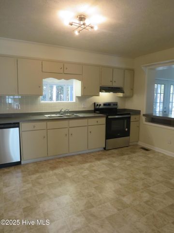 535 W Rhode Island Avenue, Southern Pines, NC 28387