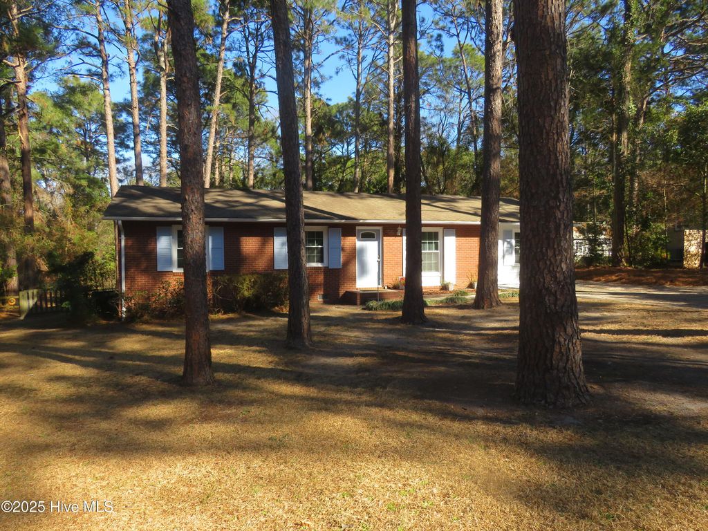 535 W Rhode Island Avenue, Southern Pines, NC 28387