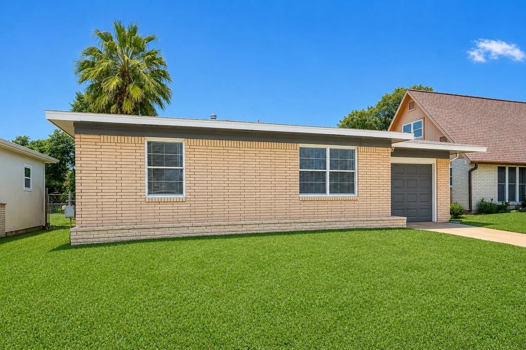 1803 Bayou Homes Drive, Galveston, TX 77551