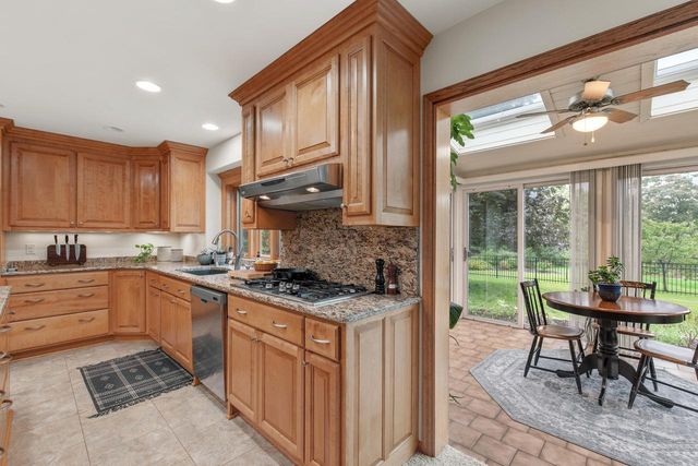 3925 W Sherbrooke DRIVE, Mequon, WI 53092