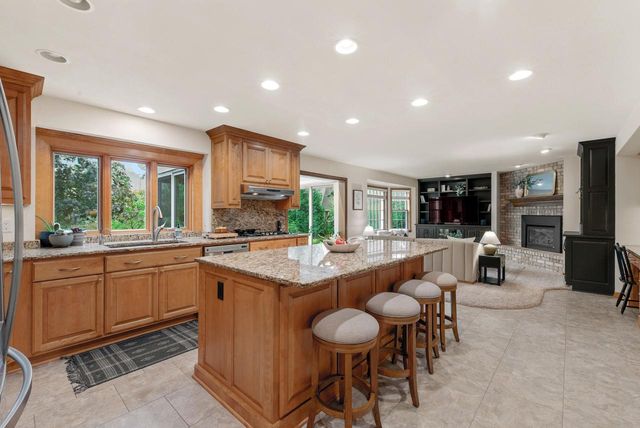 3925 W Sherbrooke DRIVE, Mequon, WI 53092