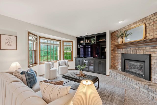 3925 W Sherbrooke DRIVE, Mequon, WI 53092