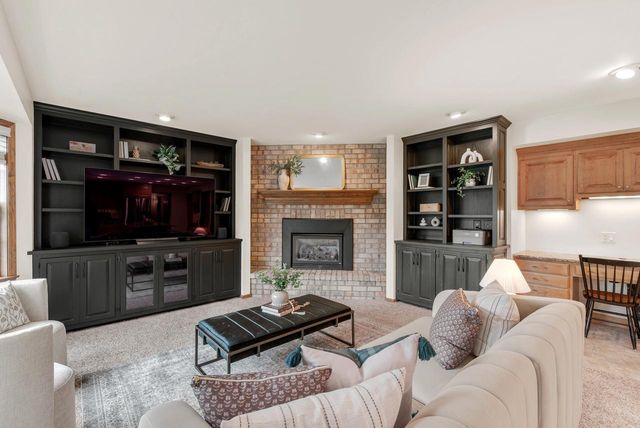 3925 W Sherbrooke DRIVE, Mequon, WI 53092