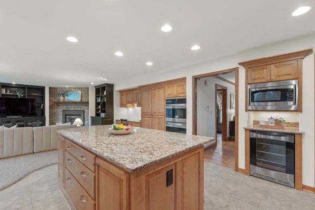 3925 W Sherbrooke DRIVE, Mequon, WI 53092
