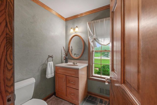 3925 W Sherbrooke DRIVE, Mequon, WI 53092