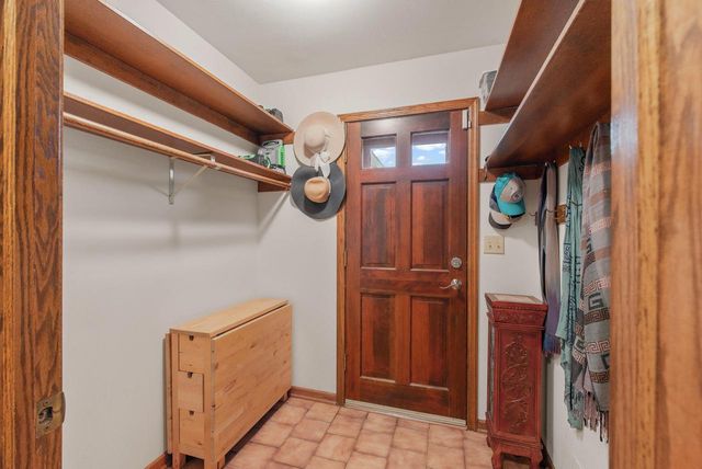3925 W Sherbrooke DRIVE, Mequon, WI 53092