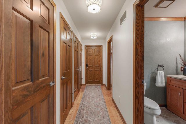3925 W Sherbrooke DRIVE, Mequon, WI 53092