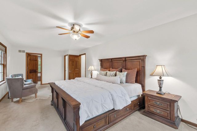 3925 W Sherbrooke DRIVE, Mequon, WI 53092