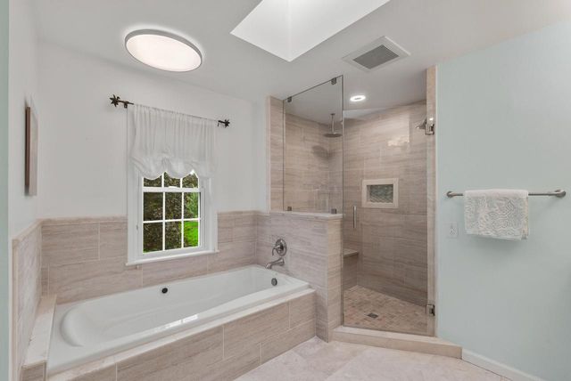 3925 W Sherbrooke DRIVE, Mequon, WI 53092