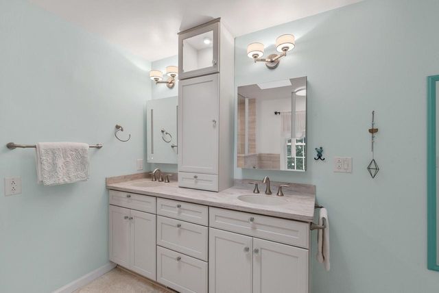 3925 W Sherbrooke DRIVE, Mequon, WI 53092