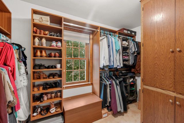3925 W Sherbrooke DRIVE, Mequon, WI 53092