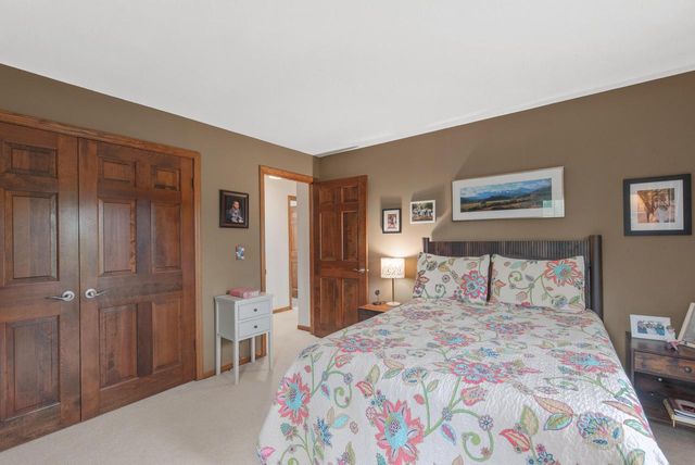 3925 W Sherbrooke DRIVE, Mequon, WI 53092