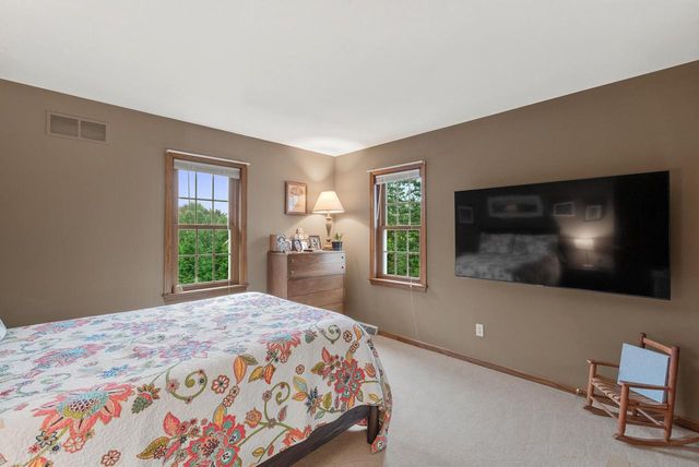 3925 W Sherbrooke DRIVE, Mequon, WI 53092