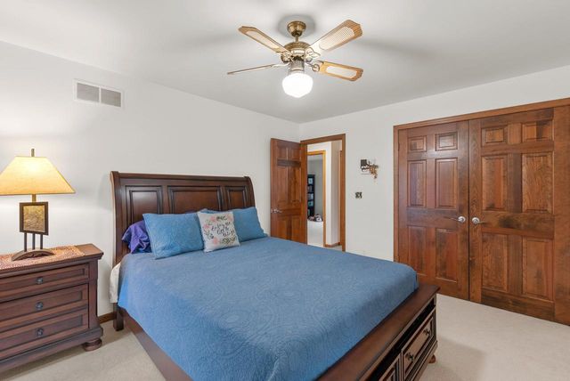 3925 W Sherbrooke DRIVE, Mequon, WI 53092