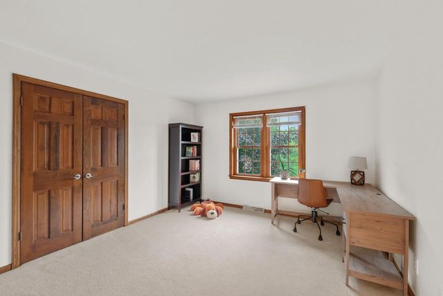 3925 W Sherbrooke DRIVE, Mequon, WI 53092