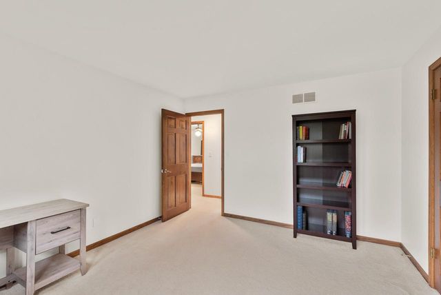 3925 W Sherbrooke DRIVE, Mequon, WI 53092