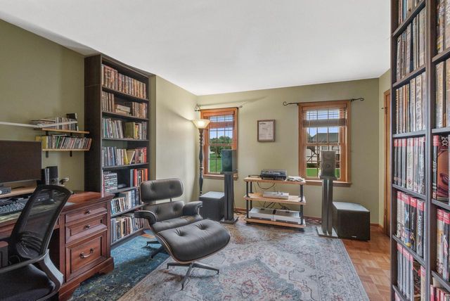 3925 W Sherbrooke DRIVE, Mequon, WI 53092