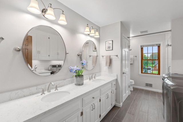 3925 W Sherbrooke DRIVE, Mequon, WI 53092