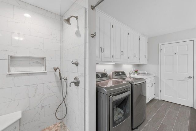 3925 W Sherbrooke DRIVE, Mequon, WI 53092