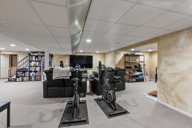 3925 W Sherbrooke DRIVE, Mequon, WI 53092