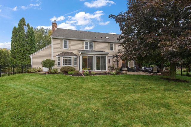 3925 W Sherbrooke DRIVE, Mequon, WI 53092