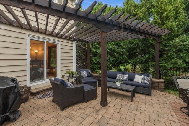 3925 W Sherbrooke DRIVE, Mequon, WI 53092