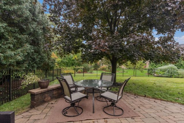 3925 W Sherbrooke DRIVE, Mequon, WI 53092