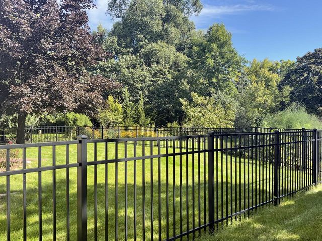 3925 W Sherbrooke DRIVE, Mequon, WI 53092