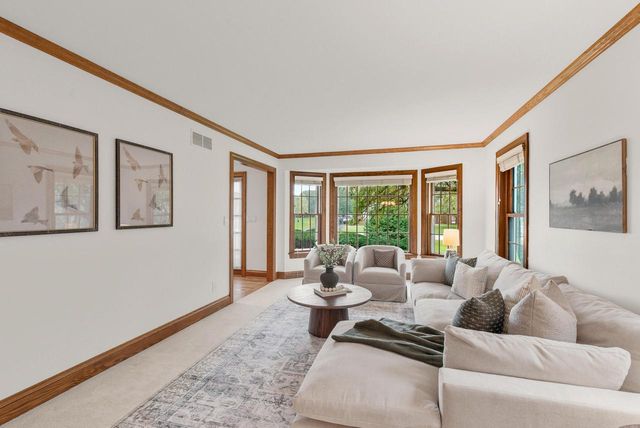 3925 W Sherbrooke DRIVE, Mequon, WI 53092