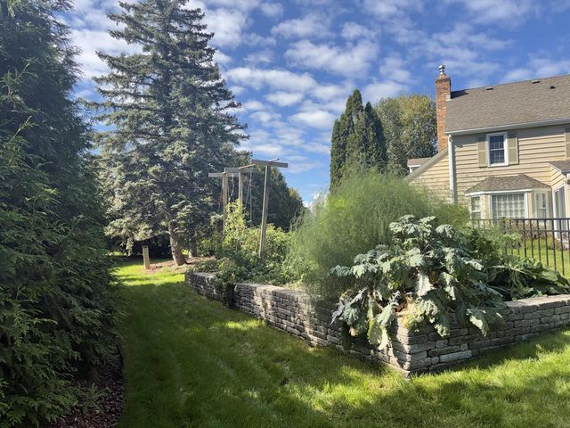 3925 W Sherbrooke DRIVE, Mequon, WI 53092
