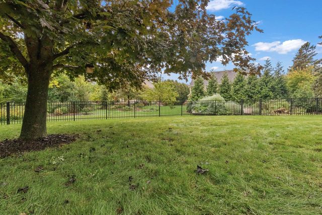3925 W Sherbrooke DRIVE, Mequon, WI 53092