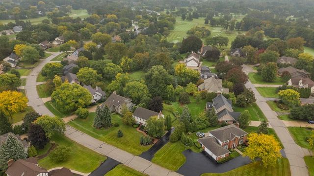 3925 W Sherbrooke DRIVE, Mequon, WI 53092