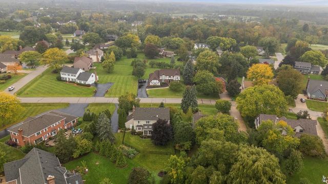 3925 W Sherbrooke DRIVE, Mequon, WI 53092