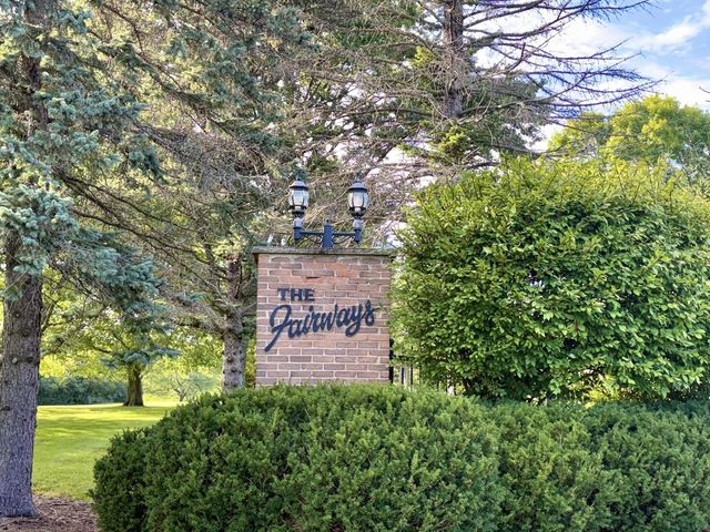 3925 W Sherbrooke DRIVE, Mequon, WI 53092