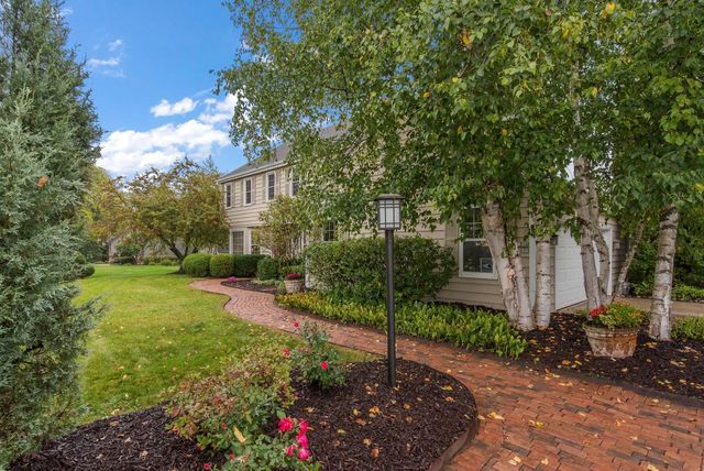 3925 W Sherbrooke DRIVE, Mequon, WI 53092