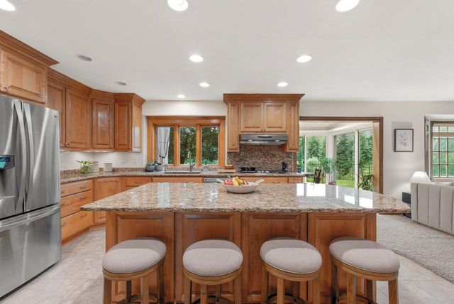 3925 W Sherbrooke DRIVE, Mequon, WI 53092