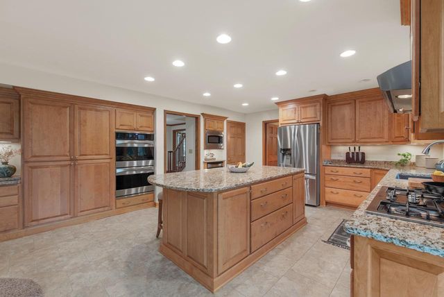3925 W Sherbrooke DRIVE, Mequon, WI 53092