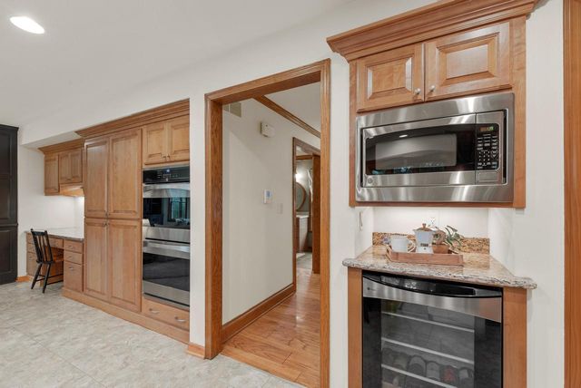 3925 W Sherbrooke DRIVE, Mequon, WI 53092