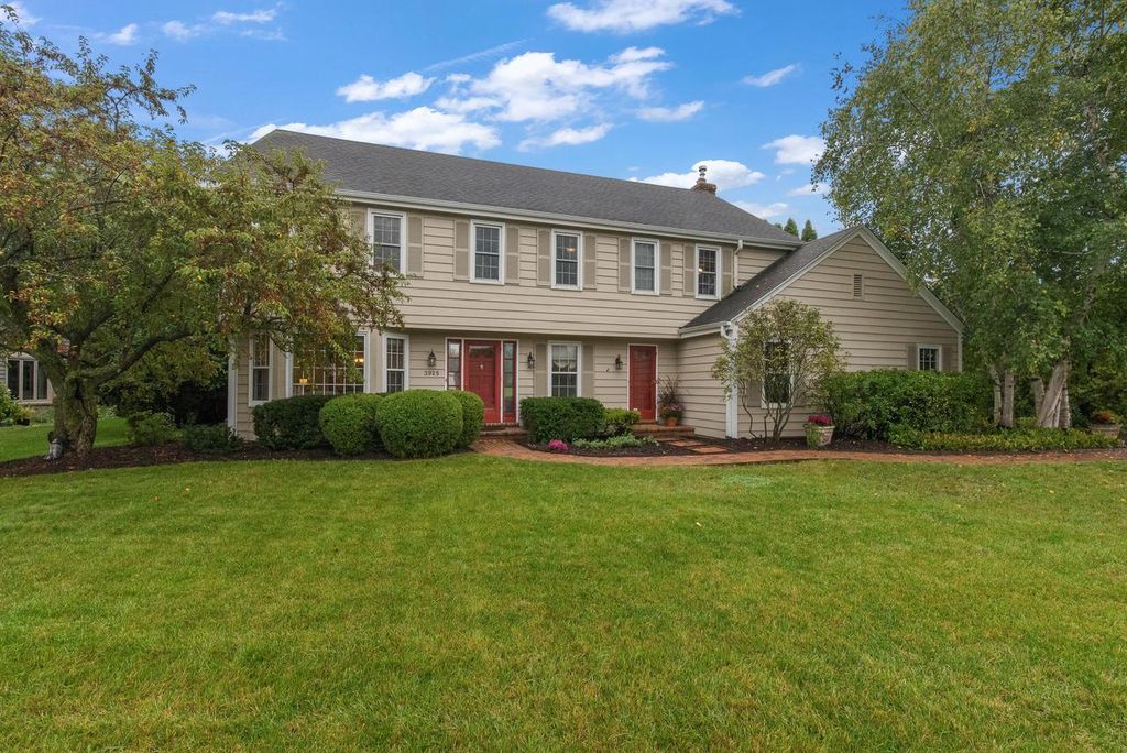 3925 W Sherbrooke DRIVE, Mequon, WI 53092