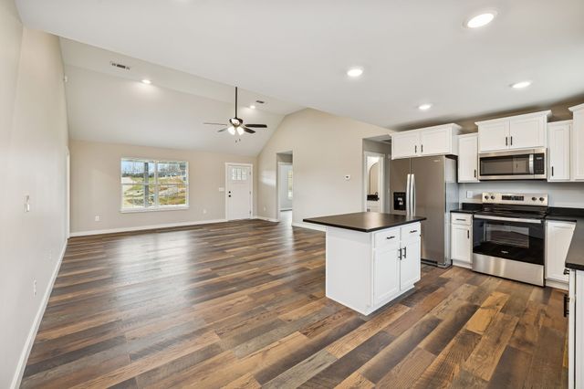 108 Crows Hill Dr, Gordonsville, TN 38563