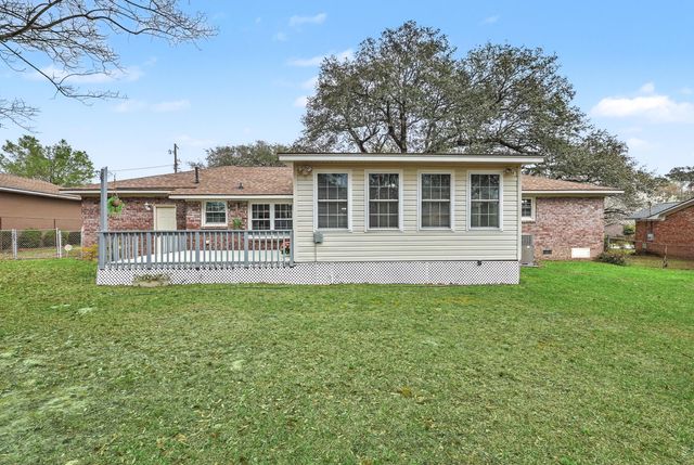 8465 Yorkshire Lane, North Charleston, SC 29406